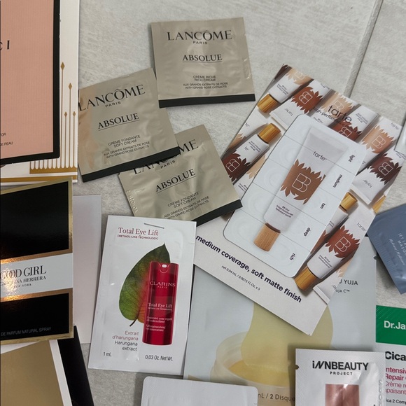 Assorted Beauty Sample Set - Picture 4 of 11